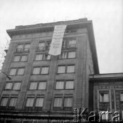 19.09.1987, Warszawa, Polska.
Plac Konstytucji, godz. 16.00. Akcja transparentowa 
z okazji przyjazdu do Polski wiceprezydenta USA George'a Busha. Nad głowami milicjantów zawieszono transparent: 