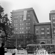 19.09.1987, Warszawa, Polska.
Plac Konstytucji, godz. 16.00. Akcja transparentowa 
z okazji przyjazdu do Polski wiceprezydenta USA George'a Busha. Nad głowami milicjantów zawieszono transparent: 