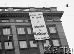 09.11.1987, Warszawa, Polska.
Ulica Marszałkowska róg Wilczej, ok. godz. 14.40.  Akcja transparentowo - ulotkowa z okazji Święta Niepodległości. Transparent o pow. 25 m.kw. i treści: 