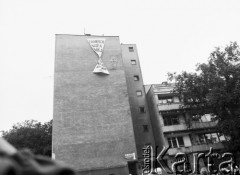06.08.1987, Warszawa, Polska.
Ulica Senatorska przy Placu Dzierżyńskiego, (obecnie Bankowy). Transparent o treści: 