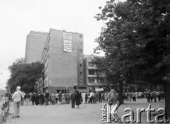 06.08.1987, Warszawa, Polska.
Ulica Senatorska przy Placu Dzierżyńskiego, (obecnie Bankowy). Transparent o treści: 