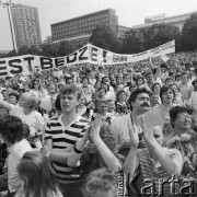 Czerwiec 1987, Warszawa, Polska.
III Pielgrzymka Jana Pawła II do Polski. Plac Defilad - msza św. dla mieszkańców stolicy. Sektor 