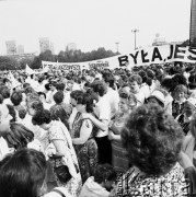 Czerwiec 1987, Warszawa, Polska.
III Pielgrzymka Jana Pawła II do Polski. Plac Defilad - msza św. dla mieszkańców stolicy. Sektor 