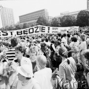 Czerwiec 1987, Warszawa, Polska.
III Pielgrzymka Jana Pawła II do Polski. Plac Defilad - msza św. dla mieszkańców stolicy. Sektor 