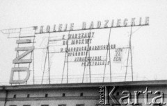 Jesień 1986, Warszawa, Polska.
Ulica Chmielna przy Dworcu Centralnym. Akcja transparentowa - uzupełnienie napisem: 