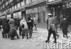 03.04.1987, Warszawa, Polska.
Ulica Marszałkowska przy Żurawiej. Akcja transparentowo - ulotkowa w obronie więźniów politycznych w Czechosłowacji i na Węgrzech. Zawieszony został transparent o treści: 