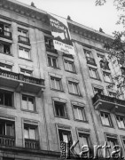 06.07.1987, Warszawa, Polska.
Plac Konstytucji. Transparent o żartobliwej treści polityczno - ekologicznej: 