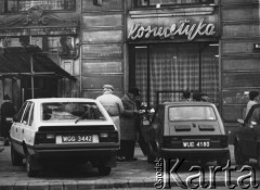 09.11.1987, Warszawa, Polska.
Ulica Marszałkowska róg Wilczej.
Akcja transparentowo - ulotkowa z okazji Święta Niepodległości. Przechodnie czytają rozsypane na chodniku ulotki.
Fot. NN, zbiory Ośrodka KARTA, kolekcja Grup Oporu 