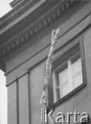 Grudzień 1986, Warszawa, Polska.
Plac Zbawiciela. Nieudana akcja wywieszania transparentu przedstawiającego czerwonego pająka 
w czarnych okularach z napisem 