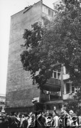 06.08.1987, Warszawa, Polska.
Ulica Senatorska przy Placu Dzierżyńskiego, (obecnie Bankowy). Wieszanie transparentu o treści: 