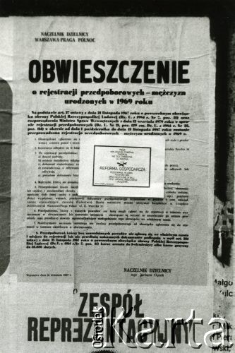 1987, Warszawa, Polska.
Klepsydra reformy gospodarczej autprstaw Grup Oporu Solidarni naklejona na obwieszczeniu o rejestracji przedpoborowych - mężczyzn urodzonych w roku 1969.
Fot. Krzysztof Frydrych, zbiory Ośrodka KARTA, kolekcja Grup Oporu 