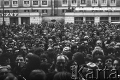24.10.1980, Warszawa, Polska..
Tłum zgromadzony przed Sądem Wojewódzkiem w Warszawie i czekający na wynik rozprawy sądowej w sprawie rejestracji Niezależnego Samorządnego Związku Zawodowego 