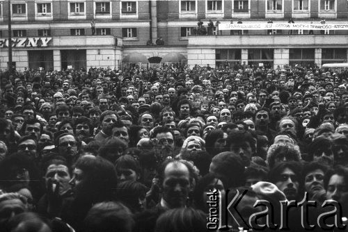 24.10.1980, Warszawa, Polska..
Tłum zgromadzony przed Sądem Wojewódzkiem w Warszawie i czekający na wynik rozprawy sądowej w sprawie rejestracji Niezależnego Samorządnego Związku Zawodowego 