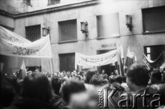 24.10.1980, Warszawa, Polska..
Tłum zgromadzony przed Sądem Wojewódzkiem w Warszawie i czekający na wynik rozprawy sądowej w sprawie rejestracji Niezależnego Samorządnego Związku Zawodowego 