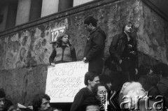 24.10.1980, Warszawa, Polska..
Tłum zgromadzony przed Sądem Wojewódzkiem w Warszawie i czekający na wynik rozprawy sądowej w sprawie rejestracji Niezależnego Samorządnego Związku Zawodowego 