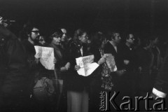 24.10.1980, Warszawa, Polska..
Tłum zgromadzony przed Sądem Wojewódzkiem w Warszawie i czekający na wynik rozprawy sądowej w sprawie rejestracji Niezależnego Samorządnego Związku Zawodowego 