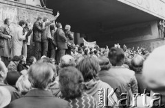 24.10.1980, Warszawa, Polska..
Tłum zgromadzony przed Sądem Wojewódzkiem w Warszawie i czekający na wynik rozprawy sądowej w sprawie rejestracji Niezależnego Samorządnego Związku Zawodowego 