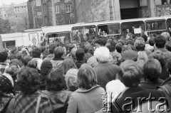 24.10.1980, Warszawa, Polska..
Tłum zgromadzony przed Sądem Wojewódzkiem w Warszawie i czekający na wynik rozprawy sądowej w sprawie rejestracji Niezależnego Samorządnego Związku Zawodowego 