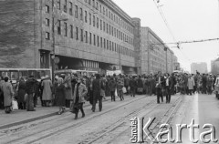 24.10.1980, Warszawa, Polska..
Tłum zgromadzony przed Sądem Wojewódzkiem w Warszawie i czekający na wynik rozprawy sądowej w sprawie rejestracji Niezależnego Samorządnego Związku Zawodowego 