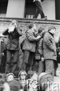 24.10.1980, Warszawa, Polska..
Tłum zgromadzony przed Sądem Wojewódzkiem w Warszawie i czekający na wynik rozprawy sądowej w sprawie rejestracji Niezależnego Samorządnego Związku Zawodowego 