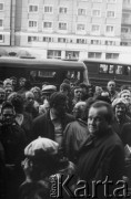 24.10.1980, Warszawa, Polska..
Tłum zgromadzony przed Sądem Wojewódzkiem w Warszawie i czekający na wynik rozprawy sądowej w sprawie rejestracji Niezależnego Samorządnego Związku Zawodowego 