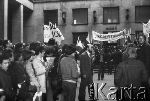 24.10.1980, Warszawa, Polska..
Tłum zgromadzony przed Sądem Wojewódzkiem w Warszawie i czekający na wynik rozprawy sądowej w sprawie rejestracji Niezależnego Samorządnego Związku Zawodowego 
