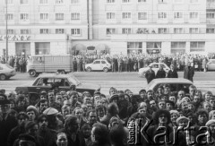 24.10.1980, Warszawa, Polska..
Tłum zgromadzony przed Sądem Wojewódzkiem w Warszawie i czekający na wynik rozprawy sądowej w sprawie rejestracji Niezależnego Samorządnego Związku Zawodowego 