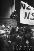 24.10.1980, Warszawa, Polska..
Tłum zgromadzony przed Sądem Wojewódzkiem w Warszawie i czekający na wynik rozprawy sądowej w sprawie rejestracji Niezależnego Samorządnego Związku Zawodowego 