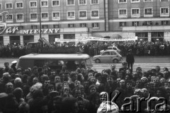 24.10.1980, Warszawa, Polska..
Tłum zgromadzony przed Sądem Wojewódzkiem w Warszawie i czekający na wynik rozprawy sądowej w sprawie rejestracji Niezależnego Samorządnego Związku Zawodowego 