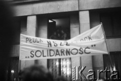 24.10.1980, Warszawa, Polska..
Tłum przed Sądem Wojewódzkiem w Warszawie czekający na wynik rozprawy w sprawie rejestracji Niezależnego Samorządnego Związku Zawodowego 