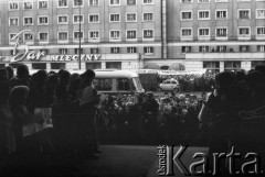 24.10.1980, Warszawa, Polska..
Tłum zgromadzony przed Sądem Wojewódzkiem w Warszawie i czekający na wynik rozprawy sądowej w sprawie rejestracji Niezależnego Samorządnego Związku Zawodowego 