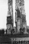 przed 16.12.1980, Gdańsk, Polska.
Grupa robotników na placu budowy Pomnika Poległych Stoczniowców.
Fot. NN, zbiory Ośrodka KARTA, udostępnił Krzysztof Frydrych.