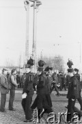 16.12.1980, Gdańsk, Polska..
Górnicy w strojach galowych przed Pomnikiem Poległych Stoczniowców.
Fot. NN, zbiory Ośrodka KARTA, udostępnił Krzysztof Frydrych.