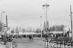 Grudzień 1980, Gdańsk, Polska.
Ludzie zgromadzeni przy Pomniku Poległych Stoczniowców.
Fot. NN, zbiory Ośrodka KARTA, udostępnił Krzysztof Frydrych.