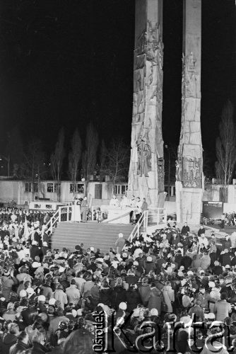 16.12.1980, Gdańsk, Polska..
Uroczyste odsłonięcie Pomnika Poległych Stoczniowców. Tłum zgromadzony przed pomnikiem.
Fot. NN, zbiory Ośrodka KARTA, udostępnił Krzysztof Frydrych.