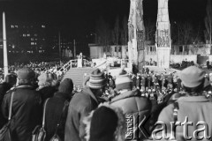 16.12.1980, Gdańsk, Polska..
Uroczyste odsłonięcie Pomnika Poległych Stoczniowców. Tłum zgromadzony przed pomnikiem.
Fot. NN, zbiory Ośrodka KARTA, udostępnił Krzysztof Frydrych.