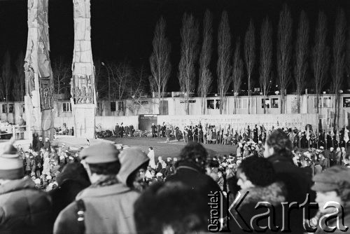 16.12.1980, Gdańsk, Polska..
Uroczyste odsłonięcie Pomnika Poległych Stoczniowców. Tłum zgromadzony przed pomnikiem.
Fot. NN, zbiory Ośrodka KARTA, udostępnił Krzysztof Frydrych.