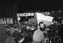 16.12.1980, Gdańsk, Polska..
Uroczyste odsłonięcie Pomnika Poległych Stoczniowców. Tłum zgromadzony przed pomnikiem, w tle brama Stoczni Gdańskiej im. Lenina.
Fot. NN, zbiory Ośrodka KARTA, udostępnił Krzysztof Frydrych.