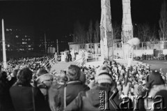 16.12.1980, Gdańsk, Polska..
Uroczyste odsłonięcie Pomnika Poległych Stoczniowców. Tłum zgromadzony przed pomnikiem.
Fot. NN, zbiory Ośrodka KARTA, udostępnił Krzysztof Frydrych.