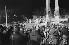 16.12.1980, Gdańsk, Polska..
Uroczyste odsłonięcie Pomnika Poległych Stoczniowców. Tłum zgromadzony przed pomnikiem.
Fot. NN, zbiory Ośrodka KARTA, udostępnił Krzysztof Frydrych.