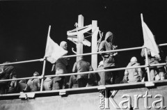 16.12.1980, Gdańsk, Polska..
Uroczyste odsłonięcie Pomnika Poległych Stoczniowców. Fotoreporterzy stojący na dachu budynku, w tle fragment pomnika.
Fot. NN, zbiory Ośrodka KARTA, udostępnił Krzysztof Frydrych.