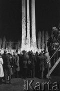 16.12.1980, Gdańsk, Polska..
Uroczyste odsłonięcie Pomnika Poległych Stoczniowców. Tłum zgromadzony przed pomnikiem.
Fot. NN, zbiory Ośrodka KARTA, udostępnił Krzysztof Frydrych.