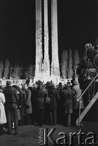 16.12.1980, Gdańsk, Polska..
Uroczyste odsłonięcie Pomnika Poległych Stoczniowców. Tłum zgromadzony przed pomnikiem.
Fot. NN, zbiory Ośrodka KARTA, udostępnił Krzysztof Frydrych.