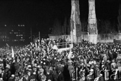 16.12.1980, Gdańsk, Polska..
Uroczyste odsłonięcie Pomnika Poległych Stoczniowców. Tłum zgromadzony przed pomnikiem.
Fot. NN, zbiory Ośrodka KARTA, udostępnił Krzysztof Frydrych.
