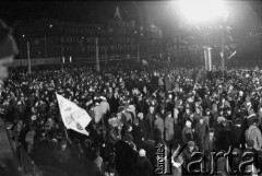 16.12.1980, Gdańsk, Polska..
Uroczyste odsłonięcie Pomnika Poległych Stoczniowców. Tłum zgromadzony przed pomnikiem.
Fot. NN, zbiory Ośrodka KARTA, udostępnił Krzysztof Frydrych.
