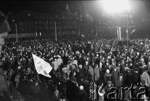 16.12.1980, Gdańsk, Polska..
Uroczyste odsłonięcie Pomnika Poległych Stoczniowców. Tłum zgromadzony przed pomnikiem.
Fot. NN, zbiory Ośrodka KARTA, udostępnił Krzysztof Frydrych.
