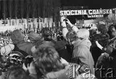 16.12.1980, Gdańsk, Polska..
Uroczyste odsłonięcie Pomnika Poległych Stoczniowców. Tłum zgromadzony przed pomnikiem, w tle brama Stoczni Gdańskiej im. Lenina.
Fot. NN, zbiory Ośrodka KARTA, udostępnił Krzysztof Frydrych.
