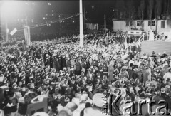 16.12.1980, Gdańsk, Polska..
Uroczyste odsłonięcie Pomnika Poległych Stoczniowców. Tłum zgromadzony przed pomnikiem.
Fot. NN, zbiory Ośrodka KARTA, udostępnił Krzysztof Frydrych.
