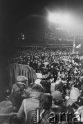 16.12.1980, Gdańsk, Polska..
Uroczyste odsłonięcie Pomnika Poległych Stoczniowców. Tłum zgromadzony przed pomnikiem.
Fot. NN, zbiory Ośrodka KARTA, udostępnił Krzysztof Frydrych.
