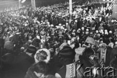 16.12.1980, Gdańsk, Polska..
Uroczyste odsłonięcie Pomnika Poległych Stoczniowców. Tłum zgromadzony przed pomnikiem.
Fot. NN, zbiory Ośrodka KARTA, udostępnił Krzysztof Frydrych.
